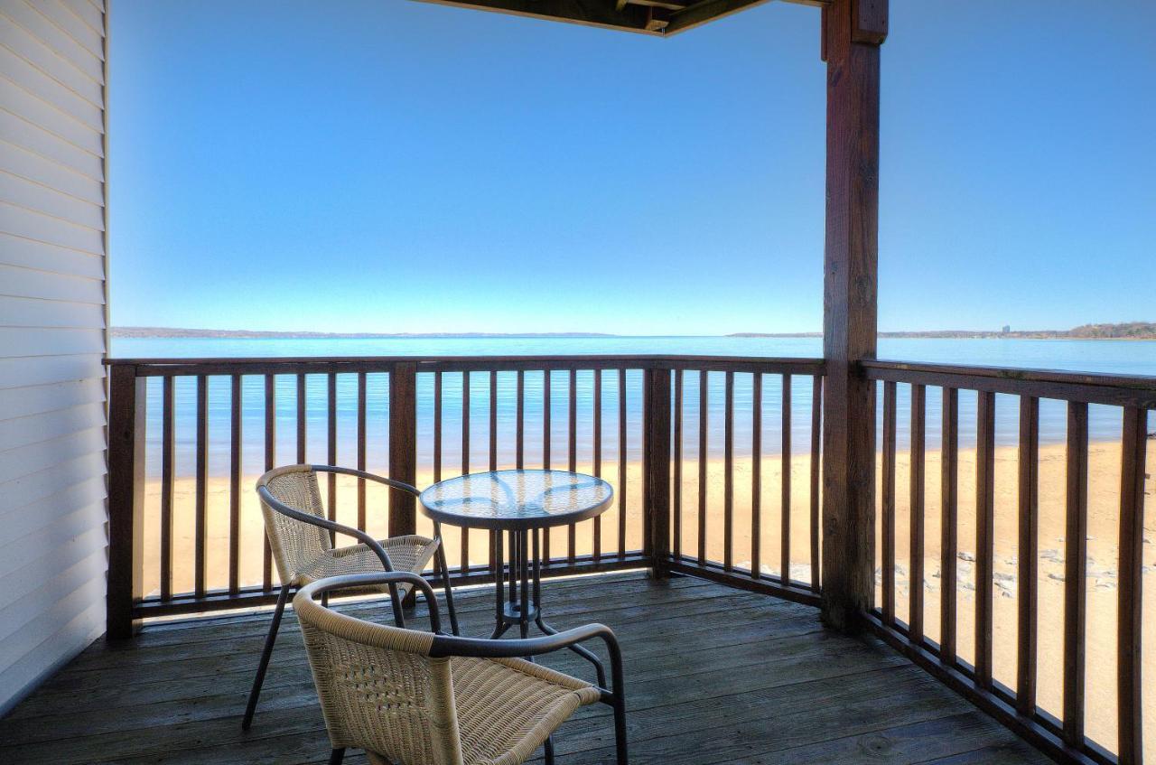 Beachside 216 With Pool Hot Tub And Private Deck Overlooking East Bay Traverse City Ngoại thất bức ảnh