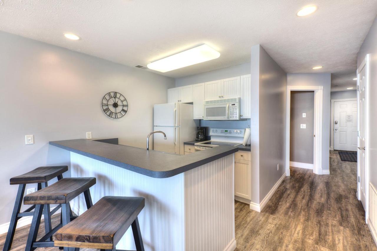 Beachside 216 With Pool Hot Tub And Private Deck Overlooking East Bay Traverse City Ngoại thất bức ảnh