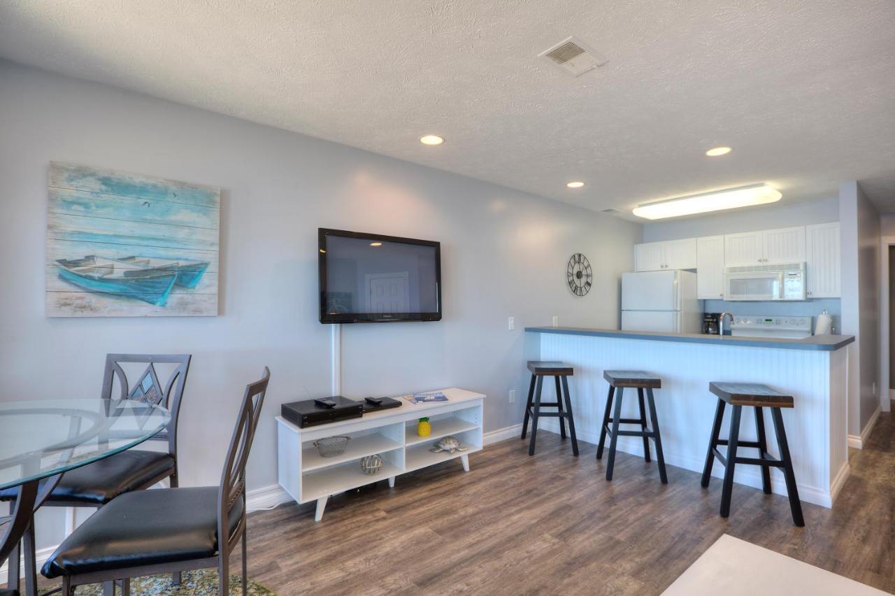 Beachside 216 With Pool Hot Tub And Private Deck Overlooking East Bay Traverse City Ngoại thất bức ảnh