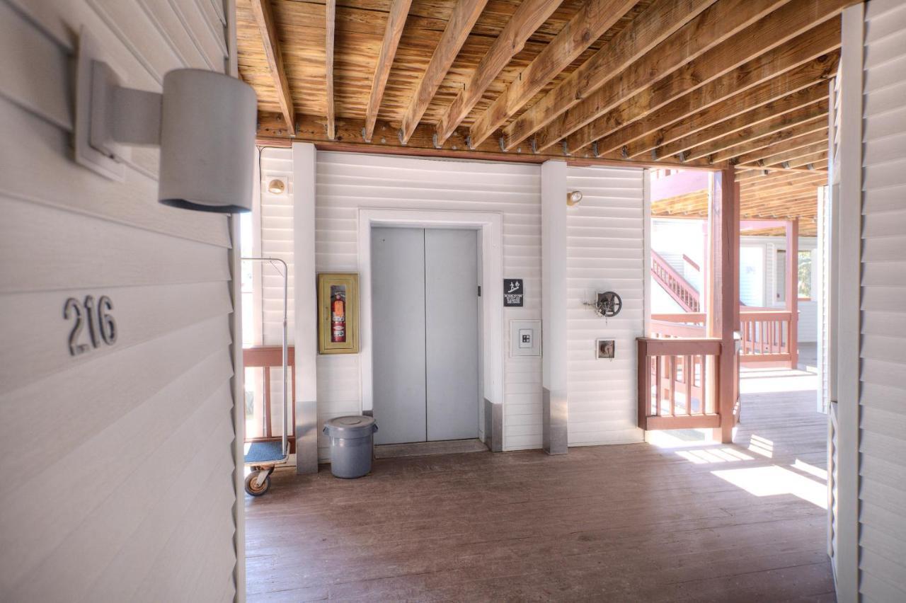 Beachside 216 With Pool Hot Tub And Private Deck Overlooking East Bay Traverse City Ngoại thất bức ảnh