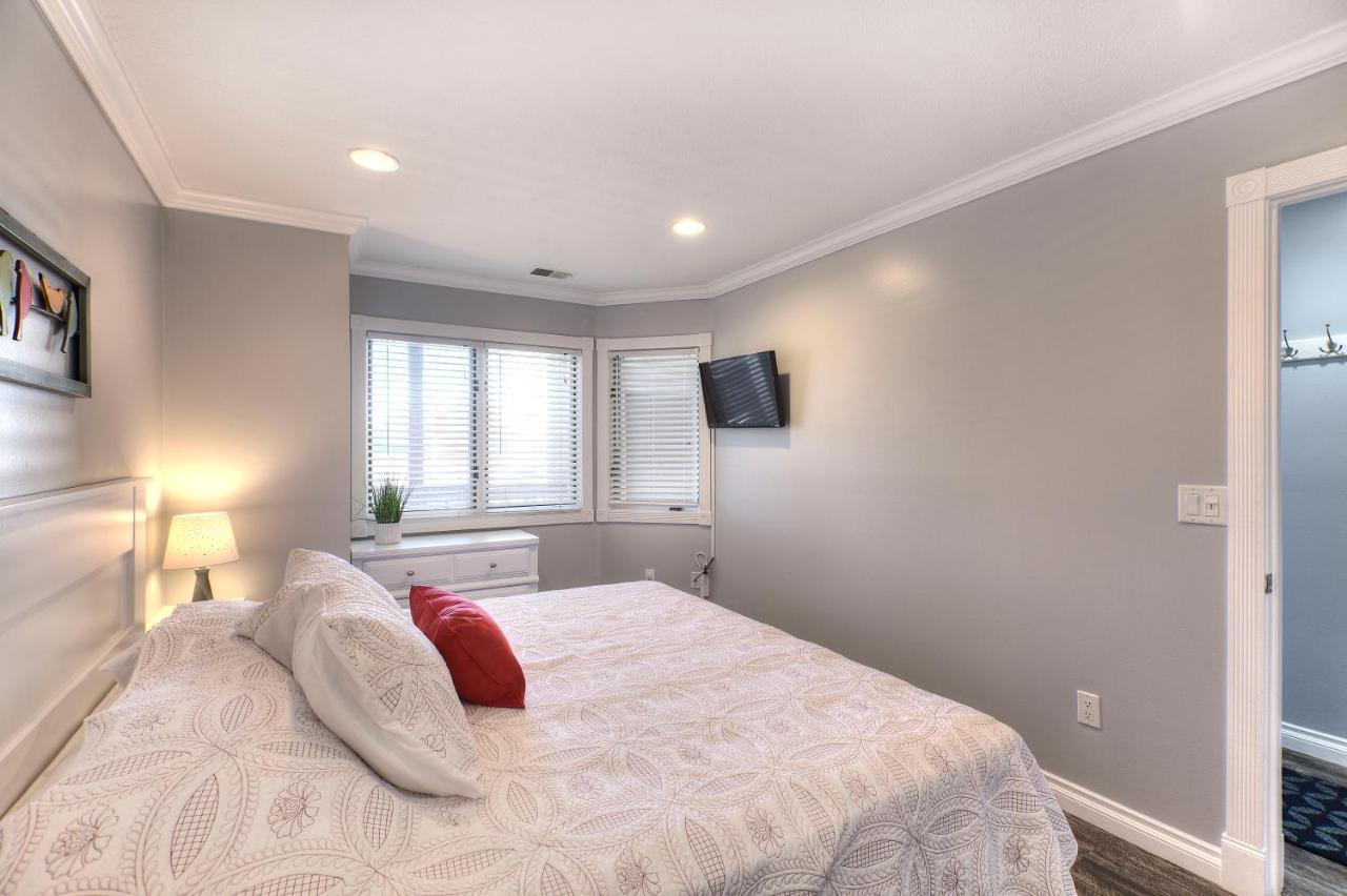 Beachside 216 With Pool Hot Tub And Private Deck Overlooking East Bay Traverse City Ngoại thất bức ảnh