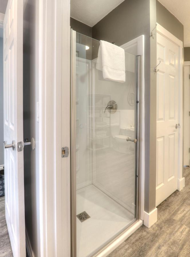 Beachside 216 With Pool Hot Tub And Private Deck Overlooking East Bay Traverse City Ngoại thất bức ảnh
