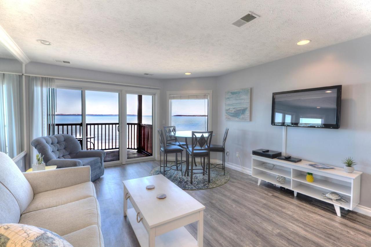 Beachside 216 With Pool Hot Tub And Private Deck Overlooking East Bay Traverse City Ngoại thất bức ảnh