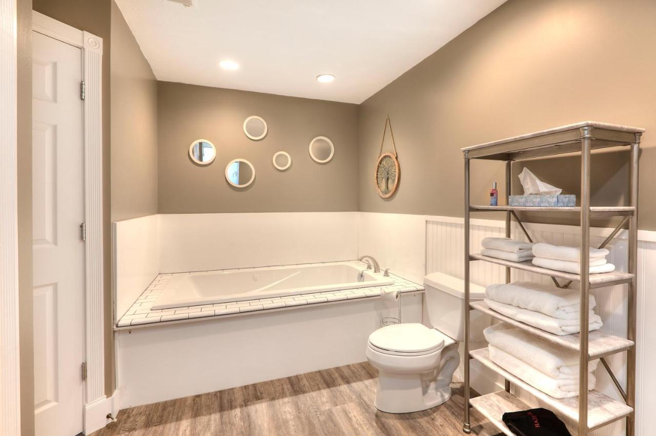 Beachside 216 With Pool Hot Tub And Private Deck Overlooking East Bay Traverse City Ngoại thất bức ảnh
