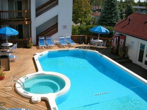 Beachside 216 With Pool Hot Tub And Private Deck Overlooking East Bay Traverse City Ngoại thất bức ảnh