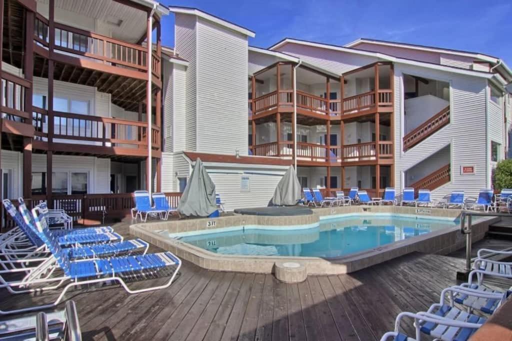 Beachside 216 With Pool Hot Tub And Private Deck Overlooking East Bay Traverse City Ngoại thất bức ảnh
