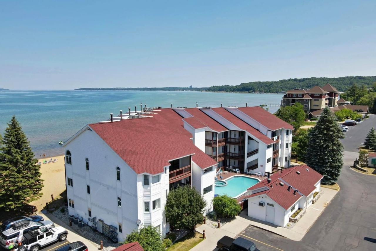 Beachside 216 With Pool Hot Tub And Private Deck Overlooking East Bay Traverse City Ngoại thất bức ảnh
