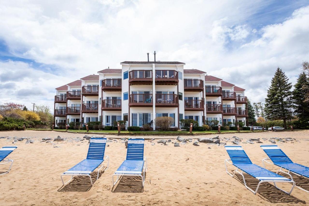 Beachside 216 With Pool Hot Tub And Private Deck Overlooking East Bay Traverse City Ngoại thất bức ảnh